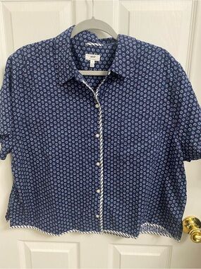 Aerie XL Navy Blue Short Sleeve Button-Up Shirt with White Motif